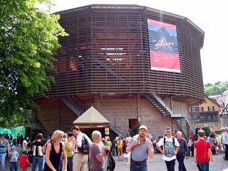 Ein Jugendtheaterfestival und ein Theatergebäude, das umzieht